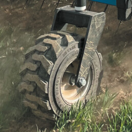 Zoom sur la roue porteuse 18x8.5 R8 à profil agricole de la roto étrille TARGA par Feelcrop