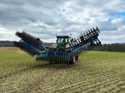 Houe rotative HORTA par Feelcrop by Ermas dans un champ